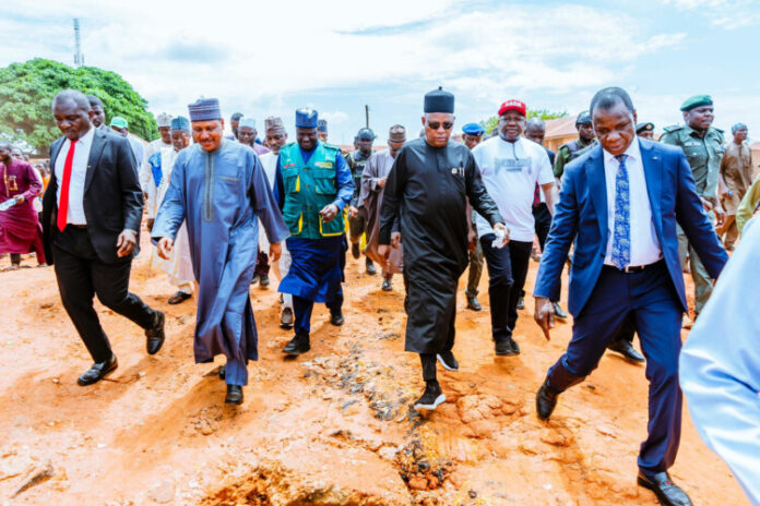 VP in Niger State on inspection of flood area 1